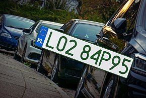 Tablice z zielonymi napisami na kolejnych autach. Nie chodzi o "elektryki"-47240