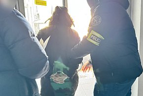 Diler zatrzymany po pościgu. Narkotyki za telewizorem, w łazience i kuchni