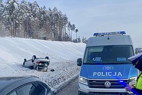 Gwałtowna zmiana pasa zakończyła się dachowaniem