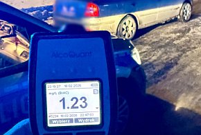 Pracował od kilku godzin i przewoził pasażerów. Był kompletnie pijany