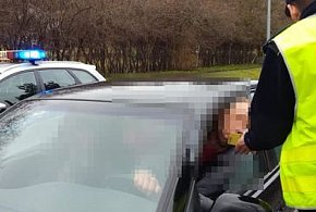 Pijany kierowca i kolizja ciężarówki - zatrzymania na drogach powiatu