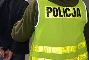 45-latek z 15 zarzutami za kradzież karty płatniczej i włamania