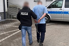 Schował się pod sufitem w piwnicy