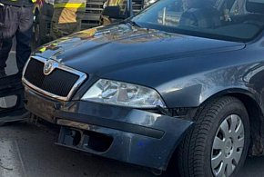 Wyjechała z posesji prosto pod motocykl. Groźna kolizja na ul. Sobieskiego