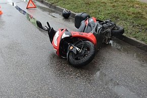 Kolizja w Rumi. Samochód zderzył się ze skuterem