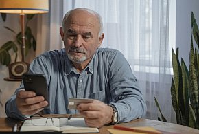 Kliknął reklamę – stracił 40 tys. zł. Policja ostrzega mieszkańców