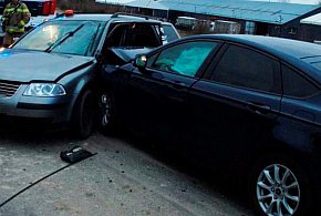 Groźny poranek w Godętowie. Dwa auta zderzyły się na drodze