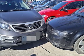 Auto bez kierowcy ruszyło z miejsca. Kolizja na parkingu w Wejherowie