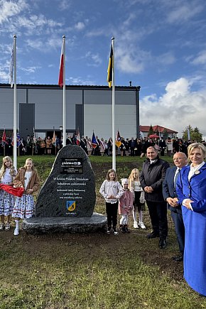 Nadanie imienia i sztandaru Szkole Podstawowej w Jeleńskiej Hucie-19039