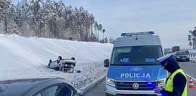 Gwałtowna zmiana pasa zakończyła się dachowaniem
