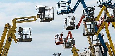 Usuwanie zagrożeń z dachów i elewacji – jak specjaliści pracują w trudno dostępnyc