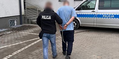 Schował się pod sufitem w piwnicy