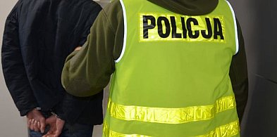 45-latek z 15 zarzutami za kradzież karty płatniczej i włamania