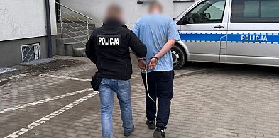 Schował się pod sufitem w piwnicy