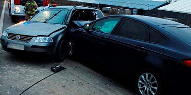 Groźny poranek w Godętowie. Dwa auta zderzyły się na drodze