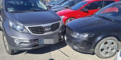 Auto bez kierowcy ruszyło z miejsca. Kolizja na parkingu w Wejherowie