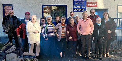 Seniorzy przekazali własnoręcznie uszyte legowiska-46412