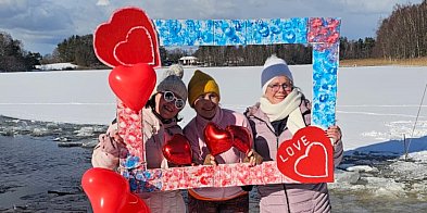 Zimna woda, gorąca atmosfera – walentynkowe morsowanie w Kamieniu