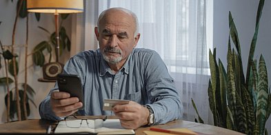 Kliknął reklamę – stracił 40 tys. zł. Policja ostrzega