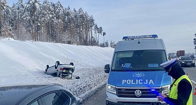 Gwałtowna zmiana pasa zakończyła się dachowaniem