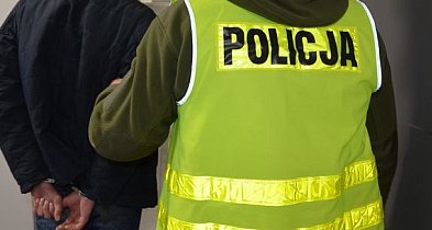 45-latek z 15 zarzutami za kradzież karty płatniczej i włamania