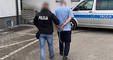 Schował się pod sufitem w piwnicy