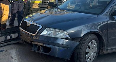 Wyjechała z posesji prosto pod motocykl. Groźna kolizja na ul. Sobieskiego