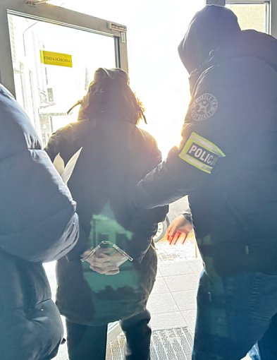 Diler zatrzymany po pościgu. Narkotyki za telewizorem, w łazience i kuchni