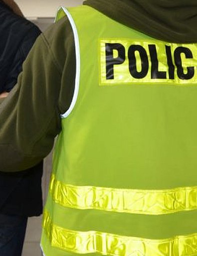 45-latek z 15 zarzutami za kradzież karty płatniczej i włamania