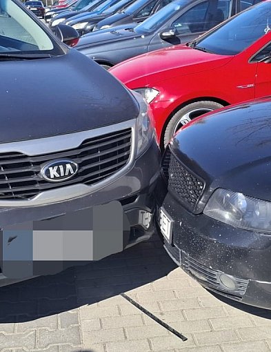 Auto bez kierowcy ruszyło z miejsca. Kolizja na parkingu w Wejherowie