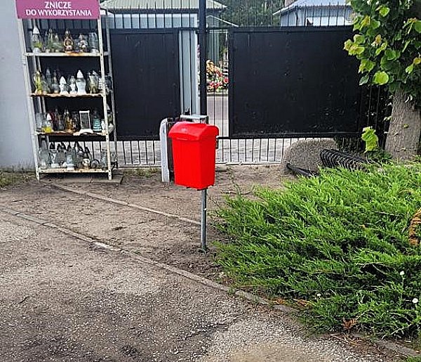 Widzisz taki pojemnik na cmentarzu. Oto, do czego służy-46237