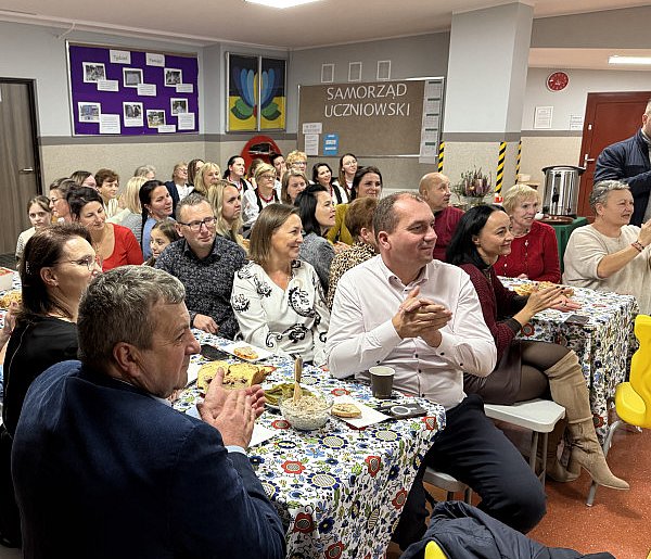 Nowe kontynuatorki haftu czepcowego-46409