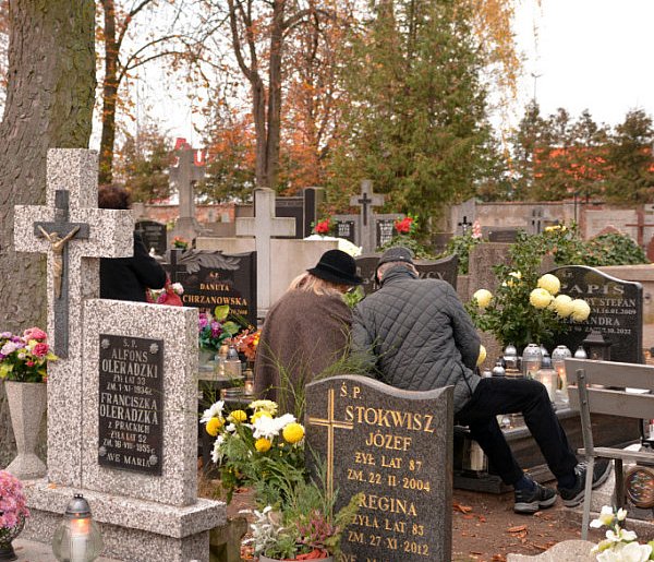 Savoir-vivre na 1 listopada. Jak się zachować podczas wizyty na cmentarzu?-46439