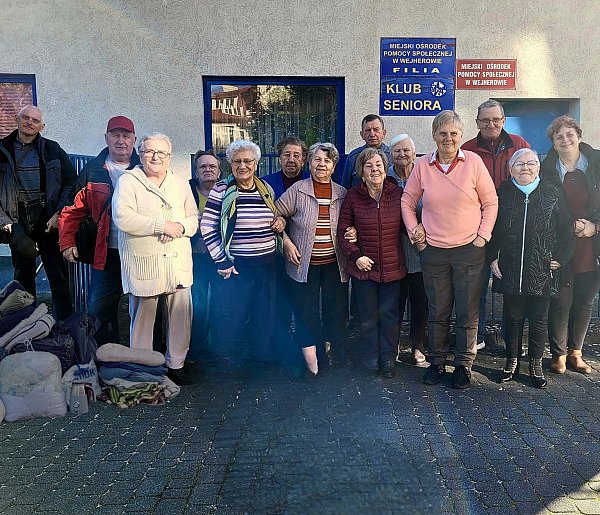 Seniorzy przekazali własnoręcznie uszyte legowiska-46412