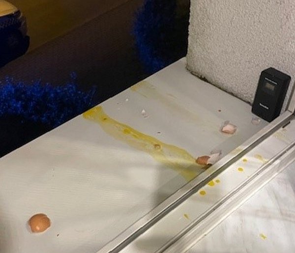 Rozbite jajka na oknie sąsiadów-46478