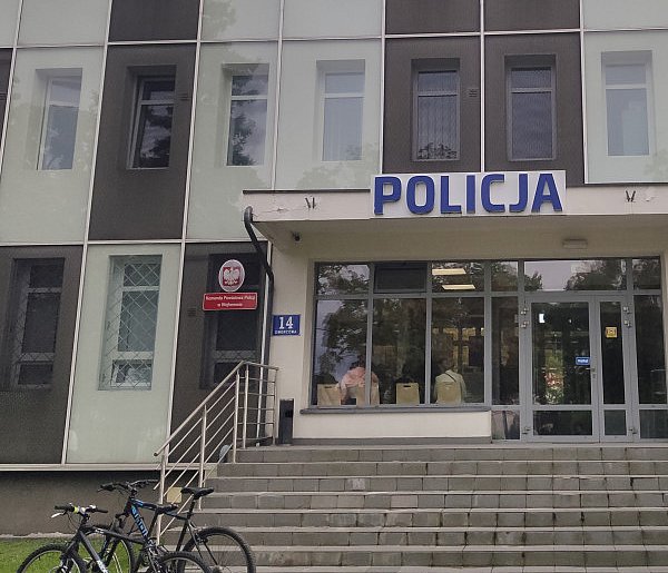 Profesjonalizm i skuteczność. Policjant z Wejherowa pomógł pokrzywdzonej odzyskać-46670
