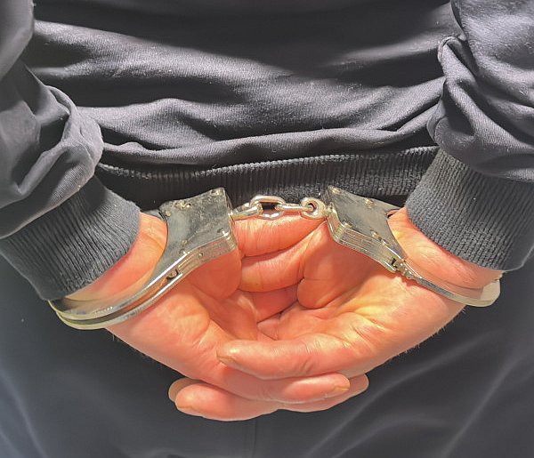 Atak na dworcu PKP: wandal zniszczył zabytkowe drzwi i uderzył ochroniarza-46911