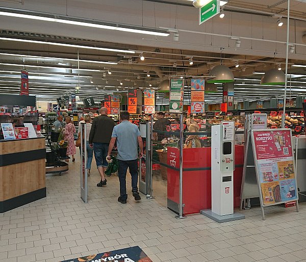 Pracownicy popularnej sieci mają dość. W południe zatrzymają pracę-47039