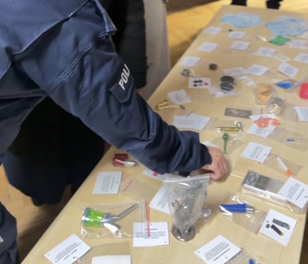 Edukacja antynarkotykowa wśród rodziców. Pokazano walizkę Drugs Stop-47085