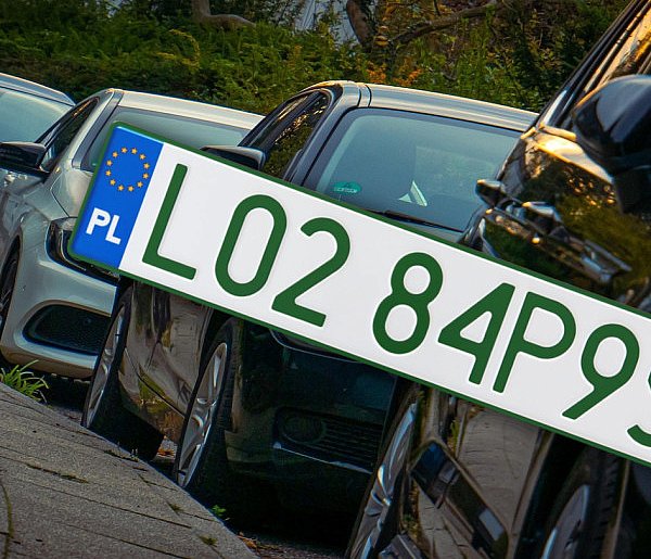 Tablice z zielonymi napisami na kolejnych autach. Nie chodzi o "elektryki"-47240