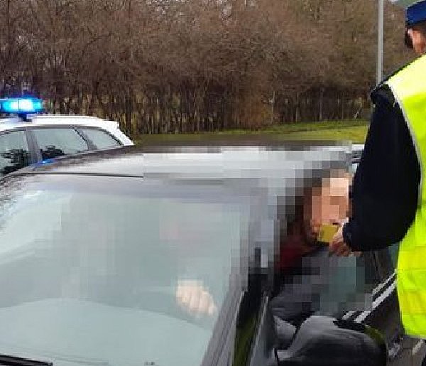 Pijany kierowca i kolizja ciężarówki - zatrzymania na drogach powiatu