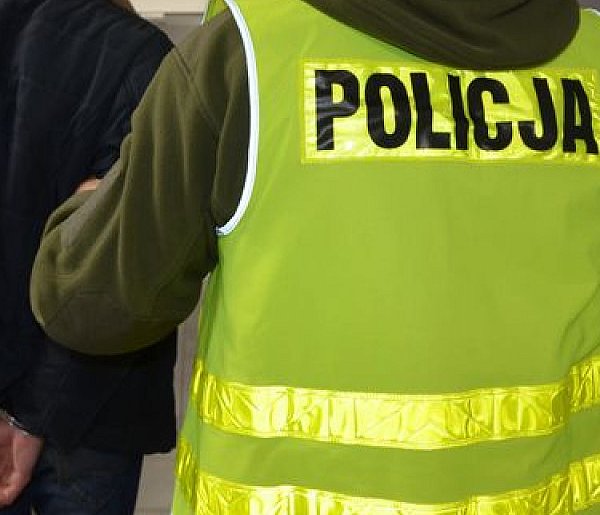 45-latek z 15 zarzutami za kradzież karty płatniczej i włamania