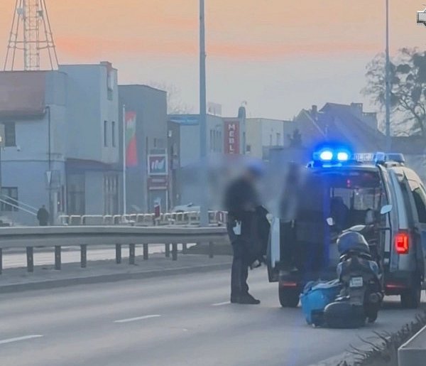 Nietrzeźwy kierowca motoroweru przewrócił się na jezdni w Wejherowie