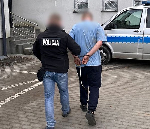 Schował się pod sufitem w piwnicy