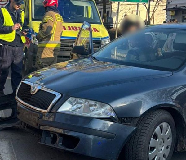 Wyjechała z posesji prosto pod motocykl. Groźna kolizja na ul. Sobieskiego
