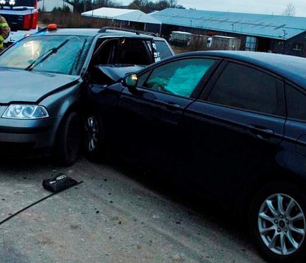 Groźny poranek w Godętowie. Dwa auta zderzyły się na drodze