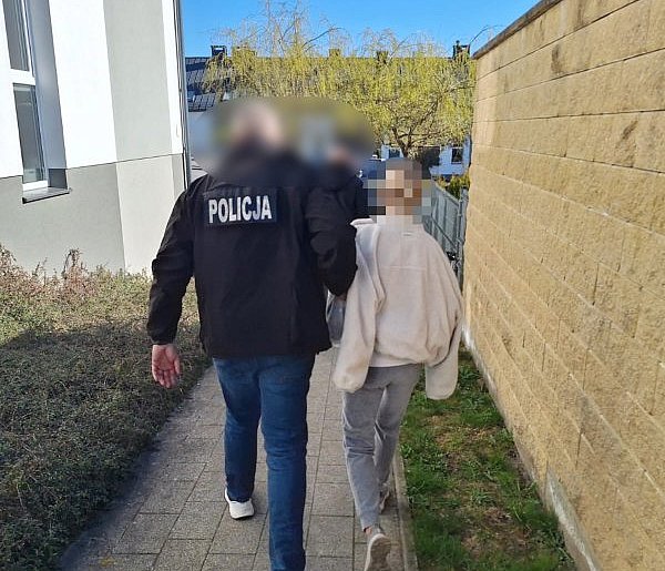 Desperacka ucieczka przed policją do szafy