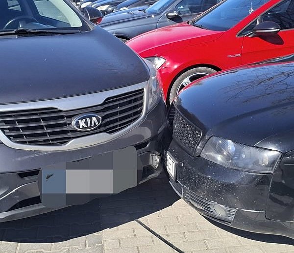 Auto bez kierowcy ruszyło z miejsca. Kolizja na parkingu w Wejherowie