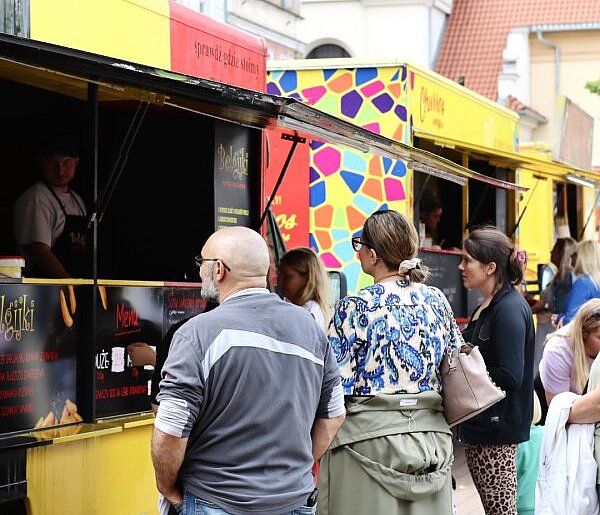 Tysiące smaków w jednym miejscu. Festiwal Smaków Food Trucków wraca