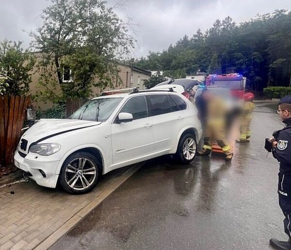 Pijany kierowca BMW uderzył w płot i samochód
